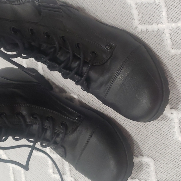 I have many shoes I need space in my closet - Picture 6 of 6